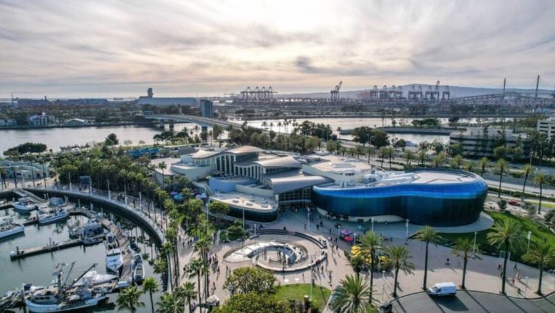 Aquarium of the Pacific (1.7 miles)