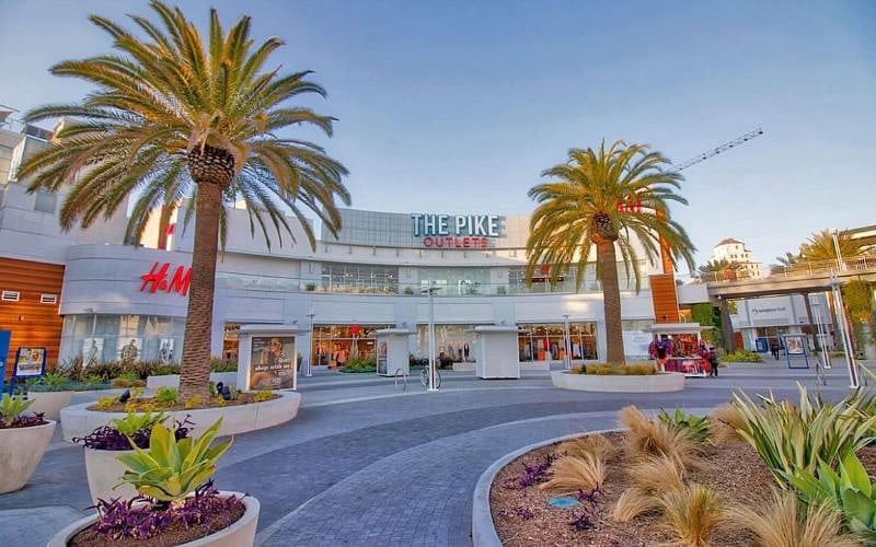 The Pike Outlets (1.2 miles)
Cinemark Movie Theater, Nike Store, H&M, Express, Forever21, Converse, Cold Stones, Starbucks, California Pizza Kitchen, WaBa Grill and more!