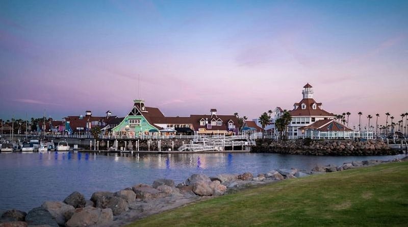Shoreline Village (1.3 miles) at night -- restaurants, arcade, boat rentals, and more!
Yard House, Tequila Jack's, Chilli's, Hooters, Outback Steakhouse, etc.