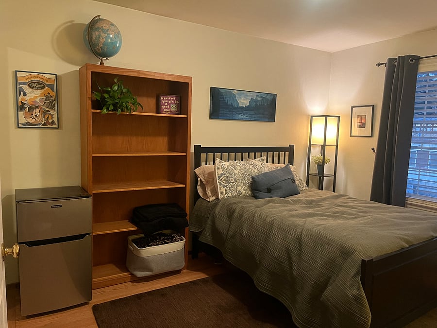 Bedroom 1- Full size bed