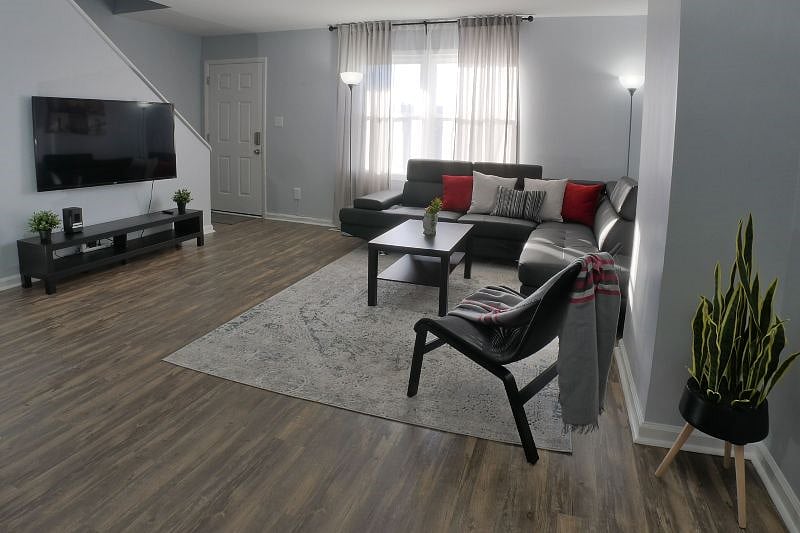 The living room space features a 50" 4K LCD TV.