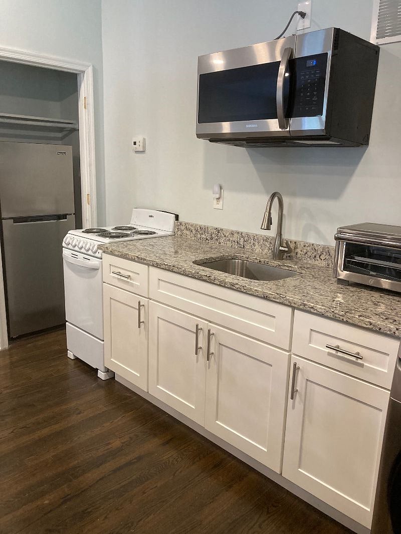 Full Kitchen..stove, refrigerator, microwave, airfryer, toaster