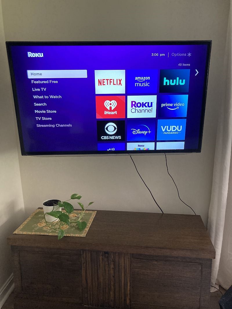 TV equipped with Roku. No cable, must login to your own streaming services.