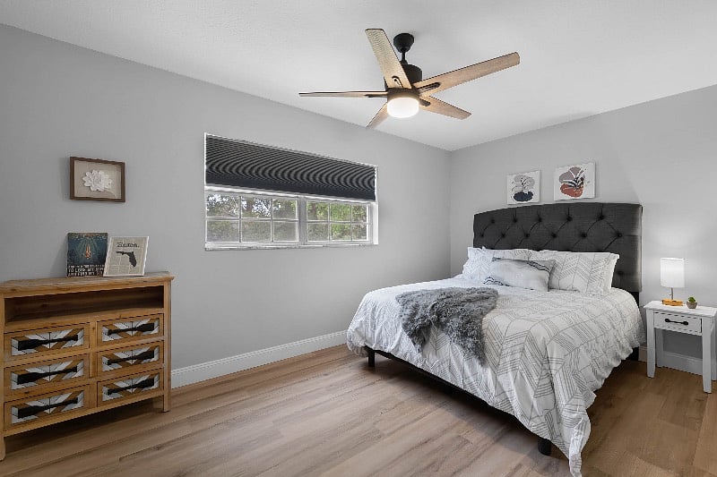 Guest bed with queen bed and full closet