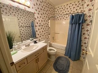 Guest bath with tub/shower combo.