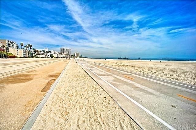 2 blocks away there is access to this beach walking and biking trail.
