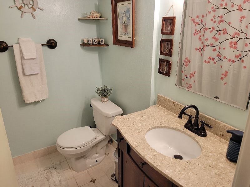 Shared bathroom with toilet, sink and bath tub.