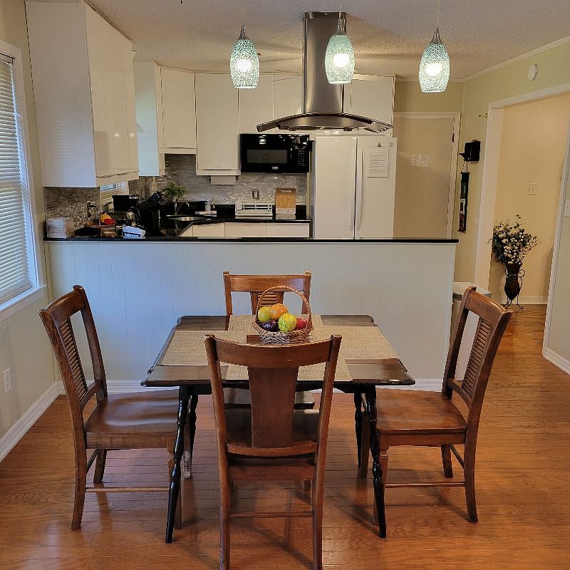Breakfast nook between the Family room and Kitchen.