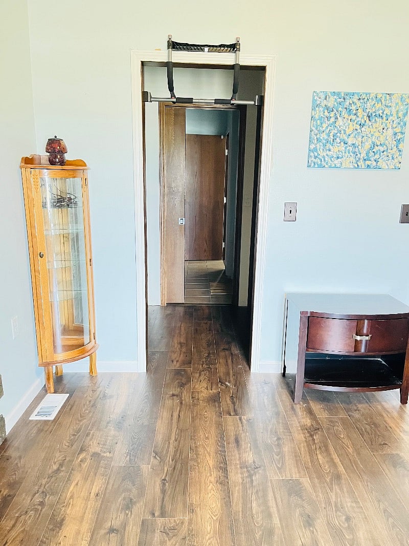 $1000 garage & private bathroom.Queen bed. Blackout curtains. Secured locked room
Suite 1
