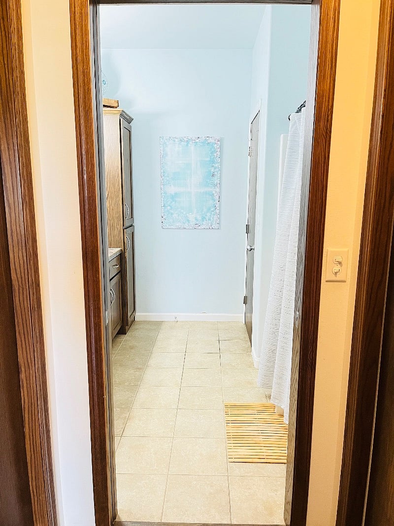 $1000 private bathroom & garage Queen bed. Blackout curtains. Secured locked room.
Suite 1