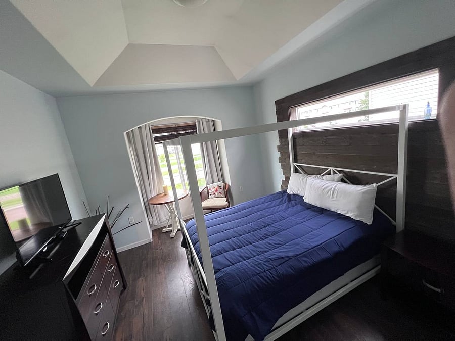 $1000 private bathroom & garage. Tv. Blackout Curtains. Private bath.