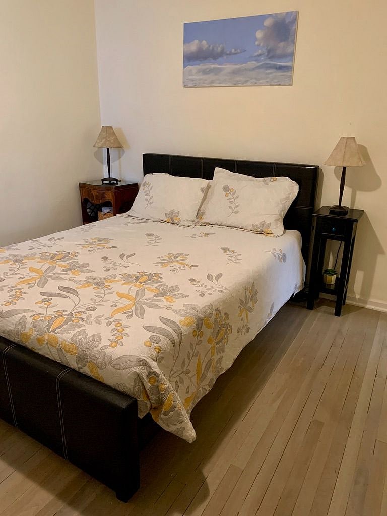 Master Bedroom Queen bed