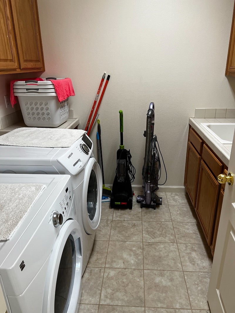 Laundry with sink 