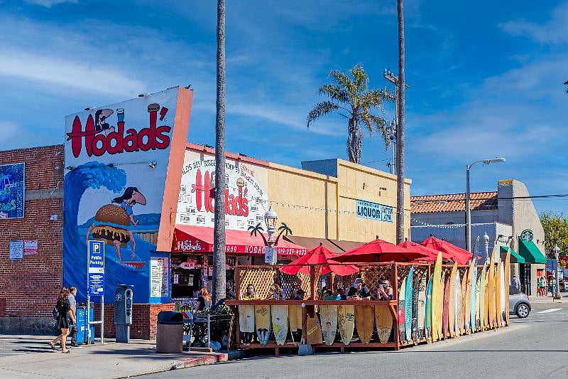 Lots of surf shops in the area to rent bikes and Surfboards! 