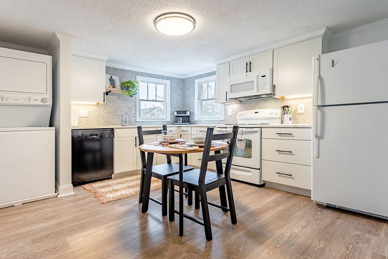 Full size eat in kitchen with all the amenities!