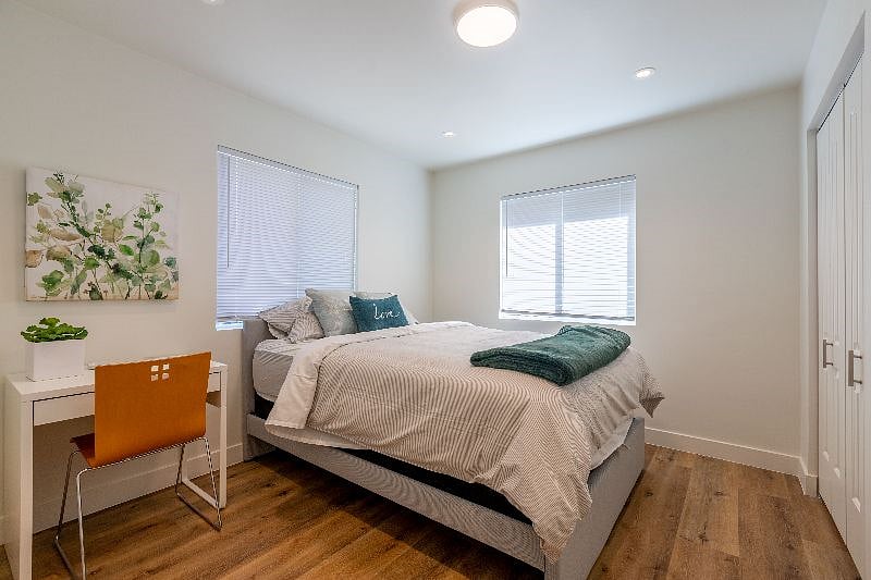Queen size bed with small desk