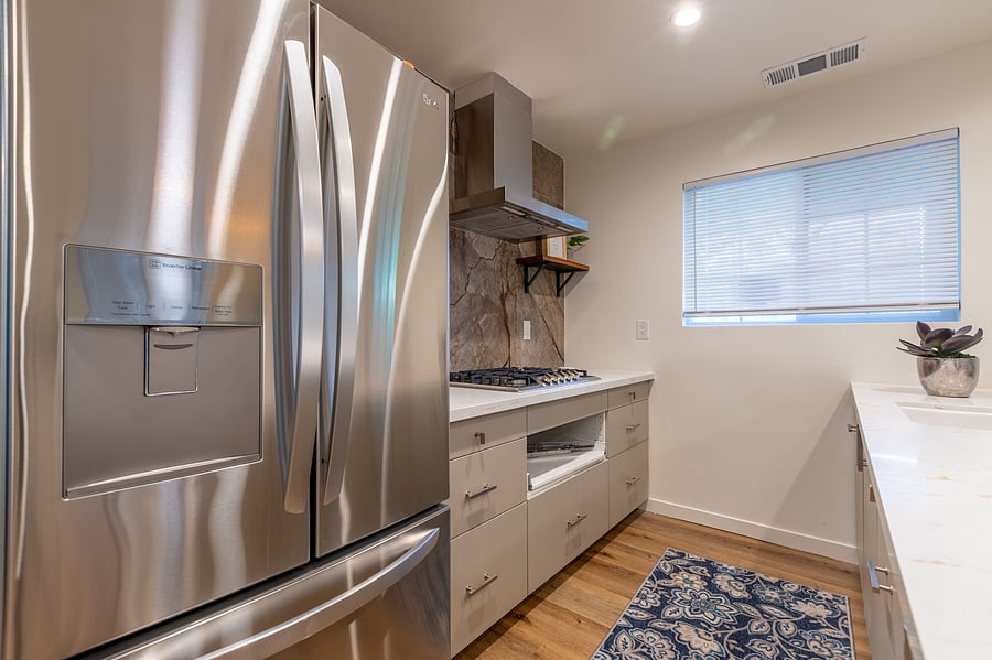 Samsung full size fridge with filter water/ice maker. Gas range. Porcelain backsplash.