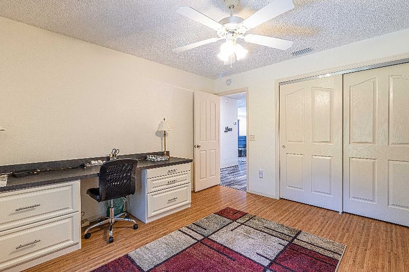 Office space
In Queen Bedroom
