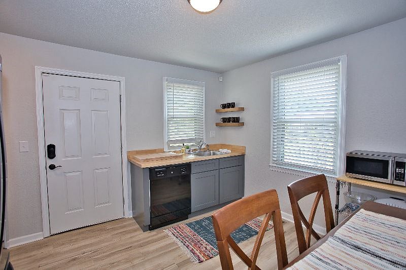 Furnished Finder property 392699_1 photo 6