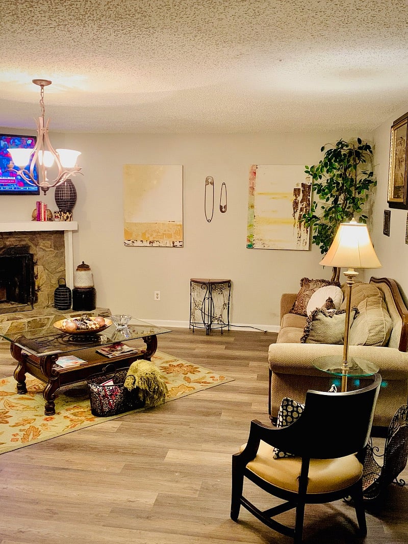 FAMILY/LIVING Space w/ Flat Screen and Fireplace