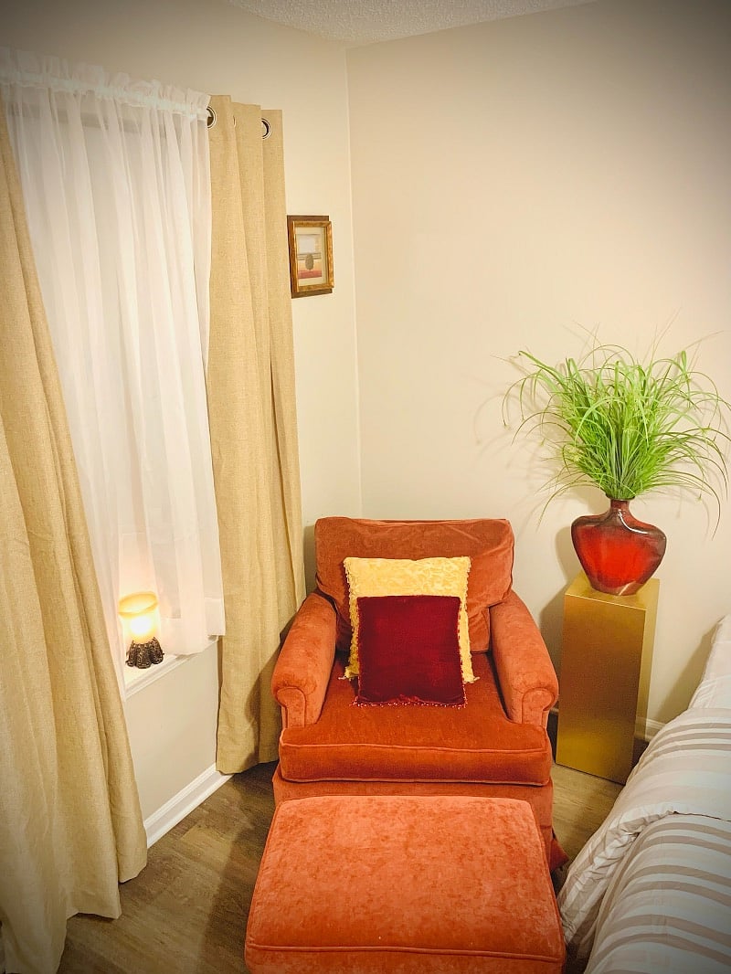 MASTER SUITE (Queen) w/ Private BTHRM inside