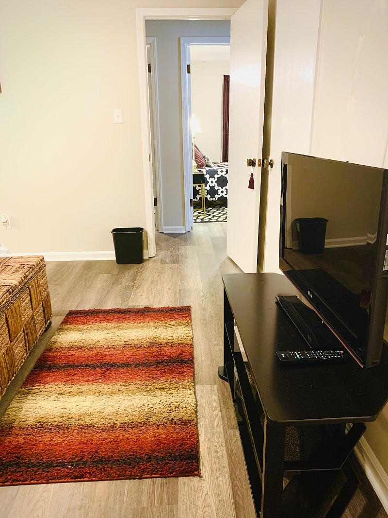 MASTER SUITE Flat Screen TV loaded w/ all of your favorite Apps