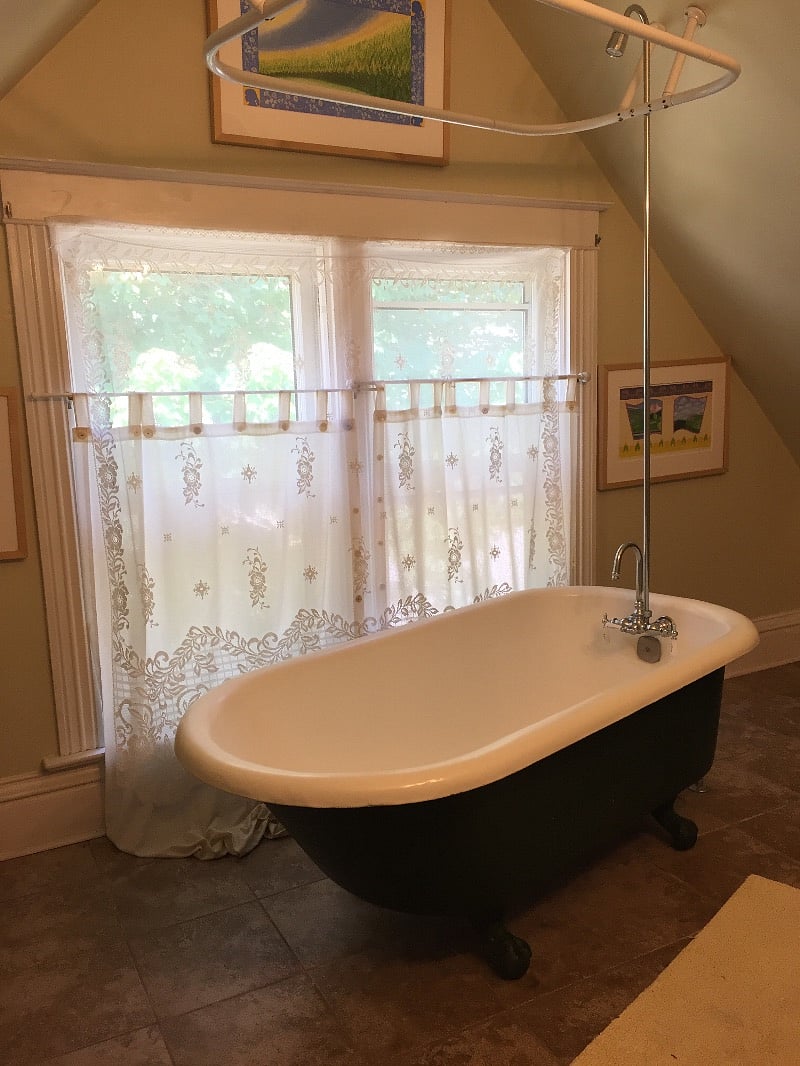 Private bath/clawfoot tub
Sha