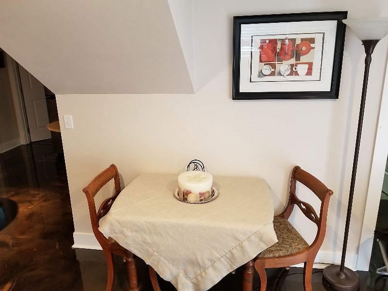 Dining table that extends