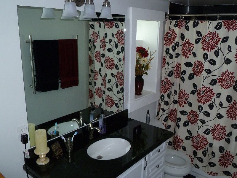 Bathroom (heated towel rack)