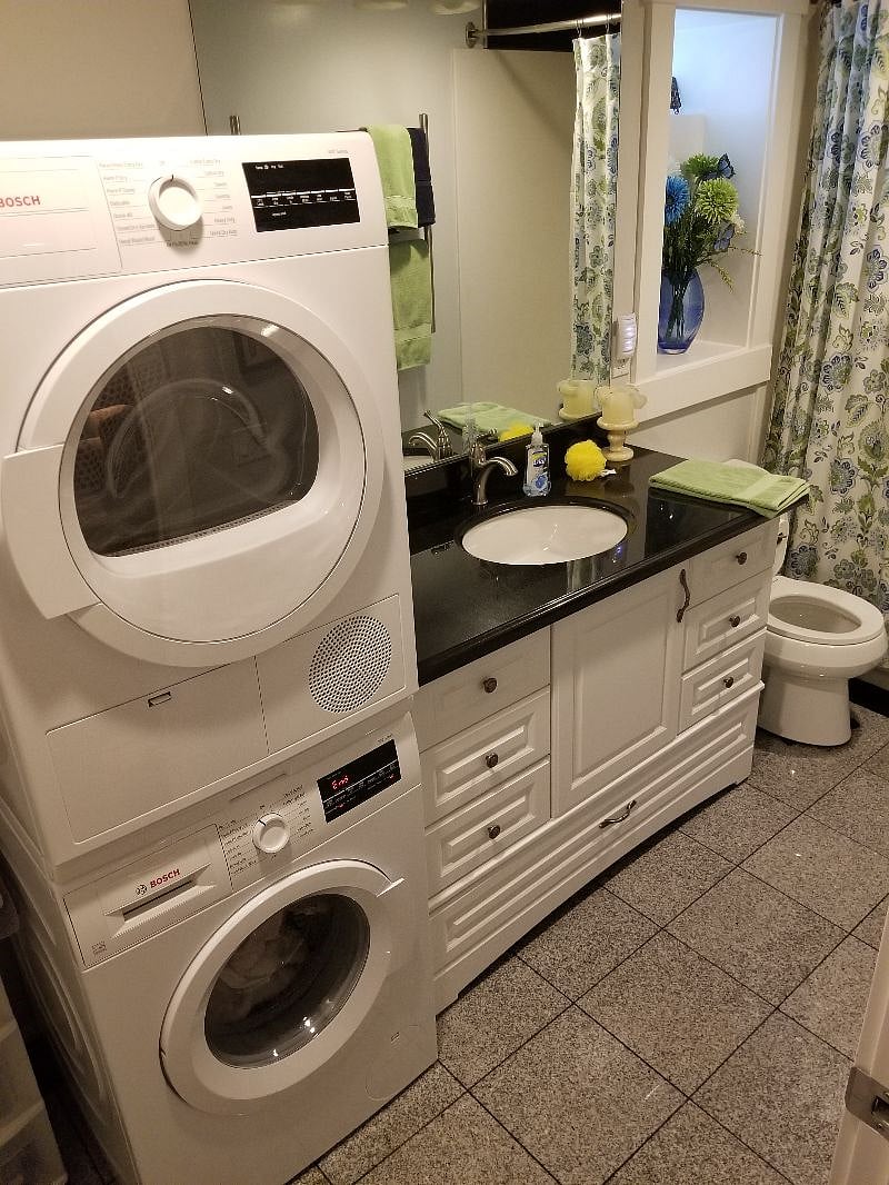 Full Bathroom with washer/Dryer