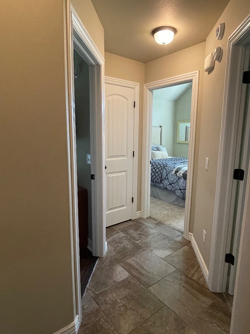 Guest room with queen bed