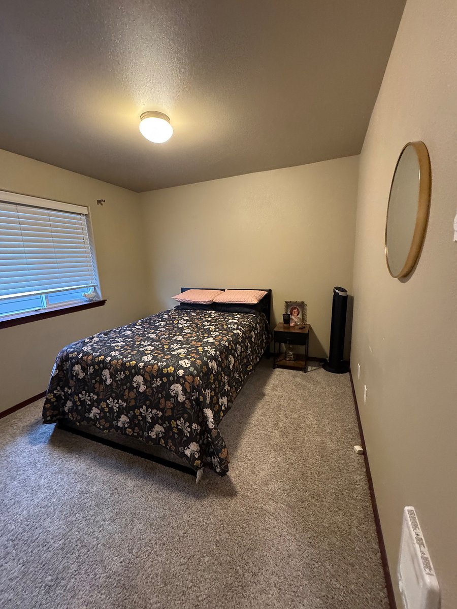 middle bedroom