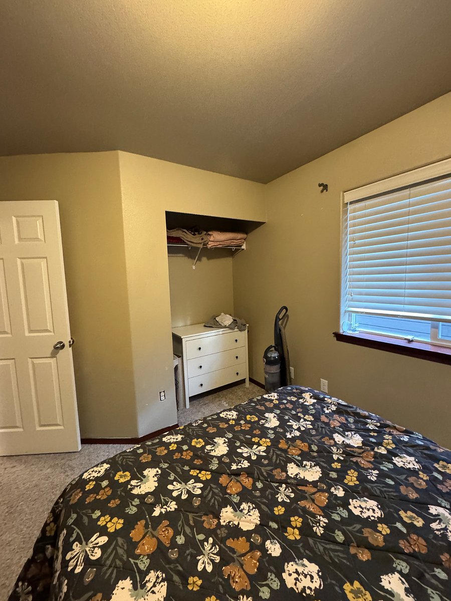 middle bedroom
