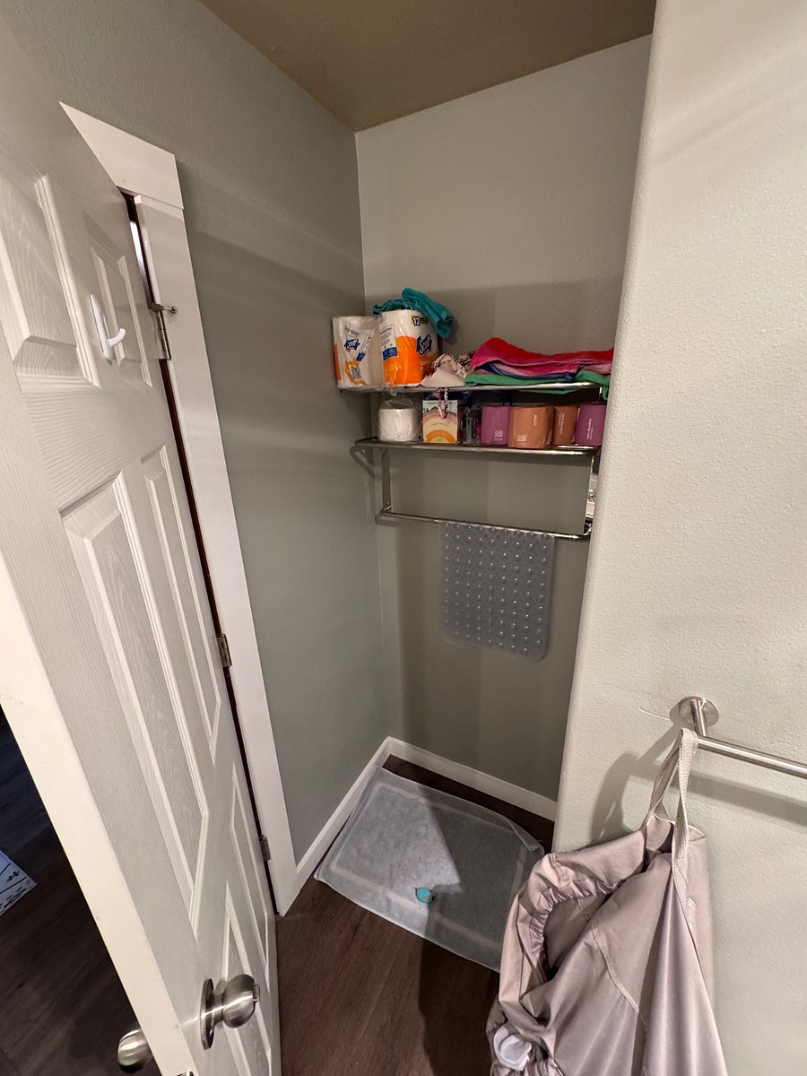 shared full bath between first and second bedrooms