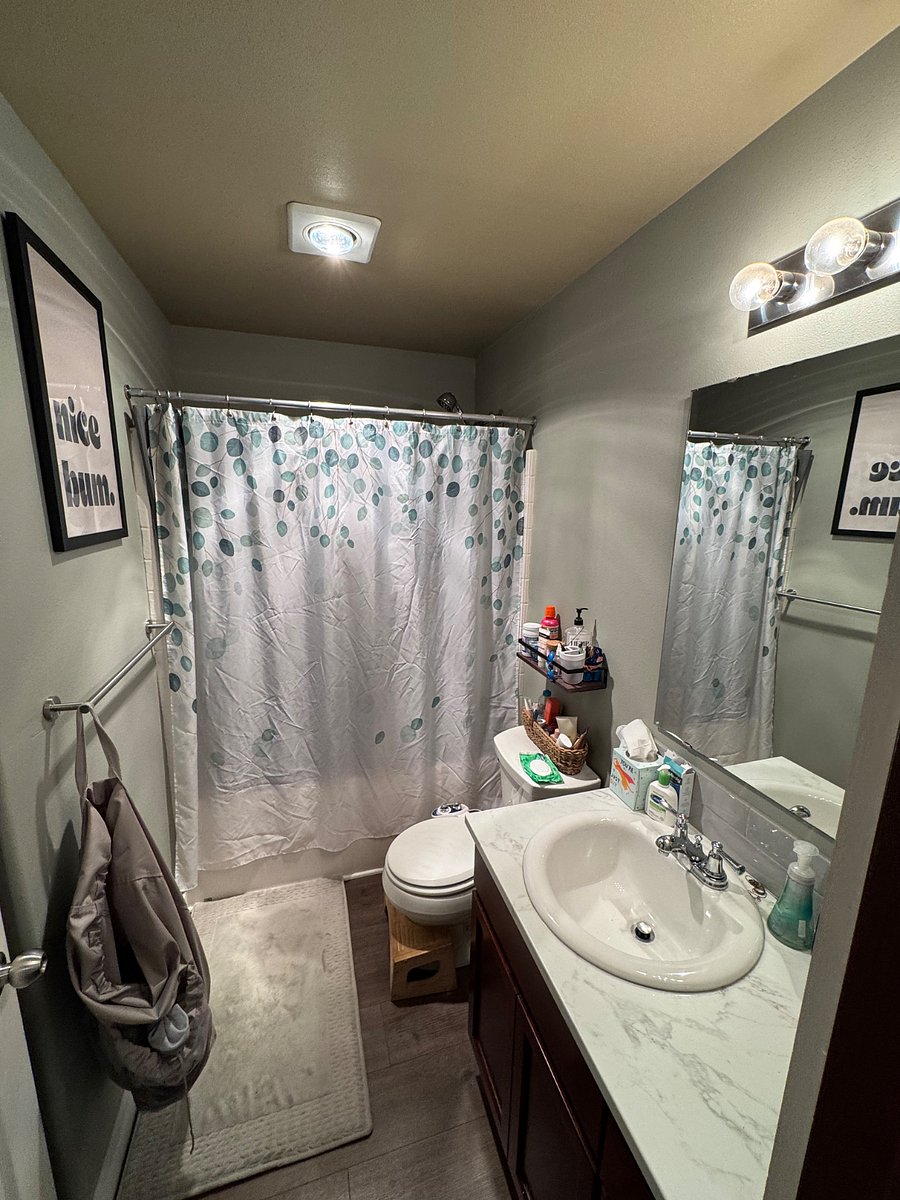 shared full bath between first and second bedrooms