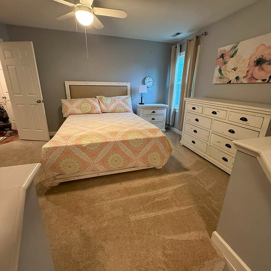 Private bedroom- room over garage