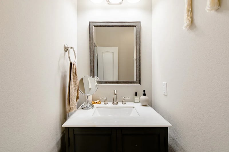 1/2 Bathroom