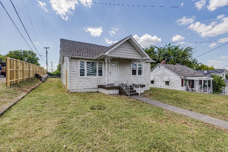 Now fully fenced in side yard, private yard for pets.