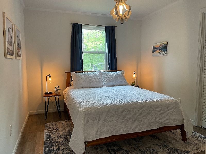 Middle bedroom.