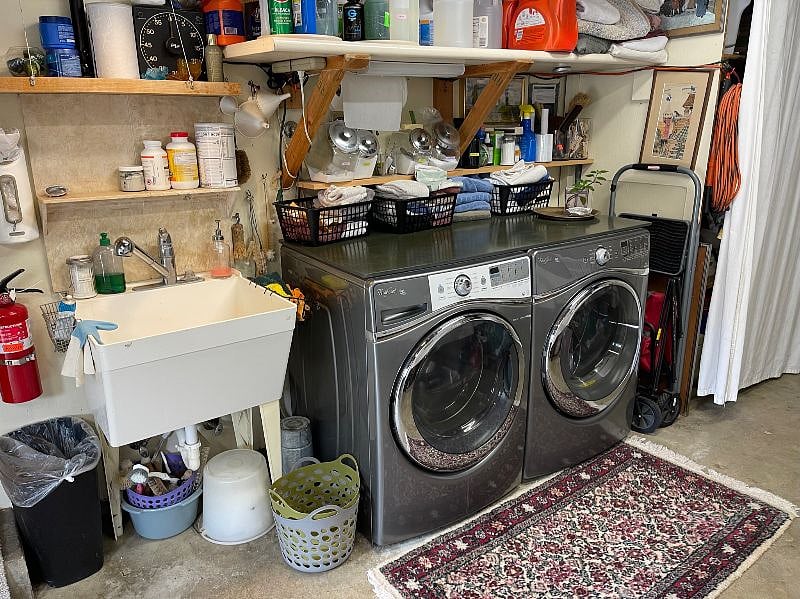 Garage w Washer and Dryer