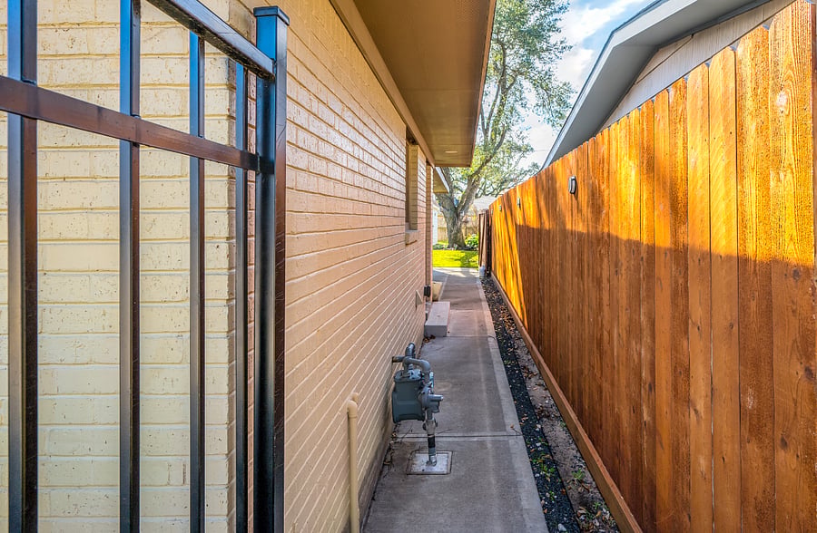 The private sidewalk leads to the guesthouse.