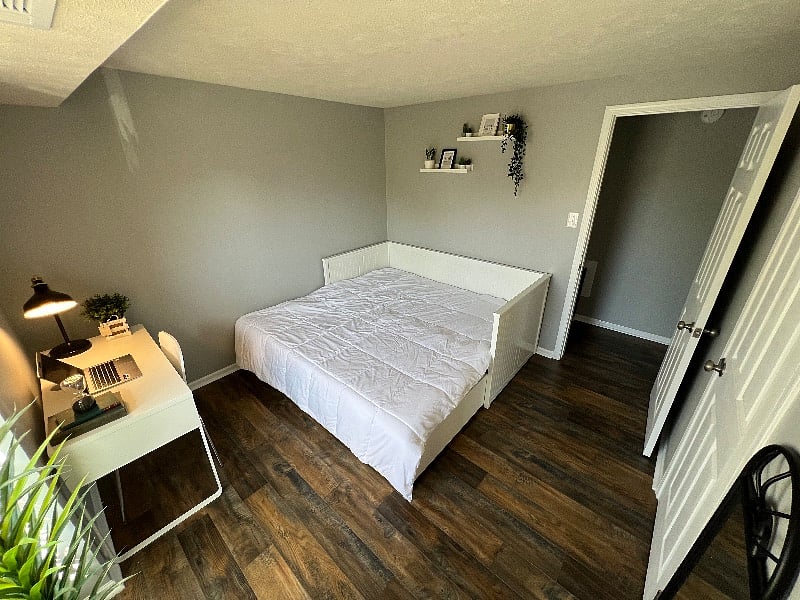 Trundle bed in secondary room