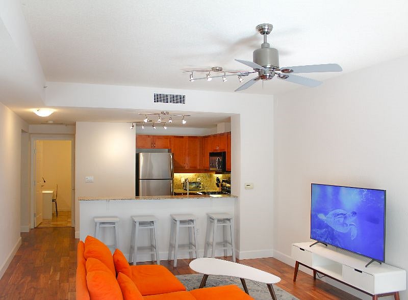 Kitchen & Bar