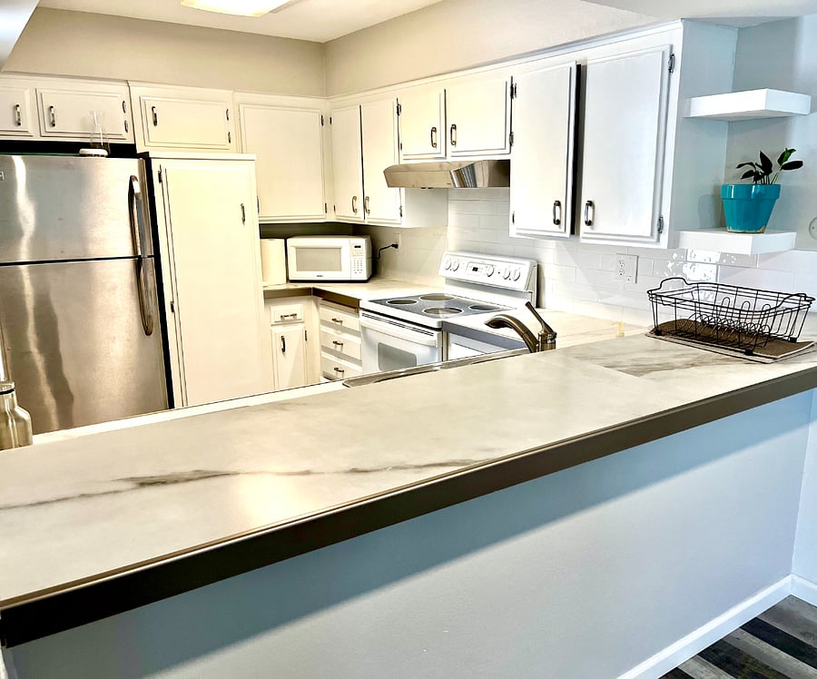 A fully equipped kitchen to prepare meals. Plates, glasses, and utensils provided.