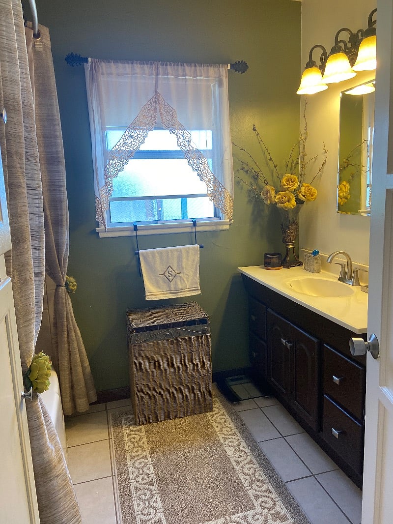 Spacious full bathroom shower/tub combo
