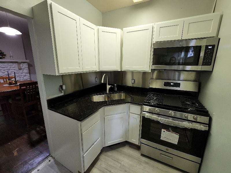 Kitchen gas range and microwave