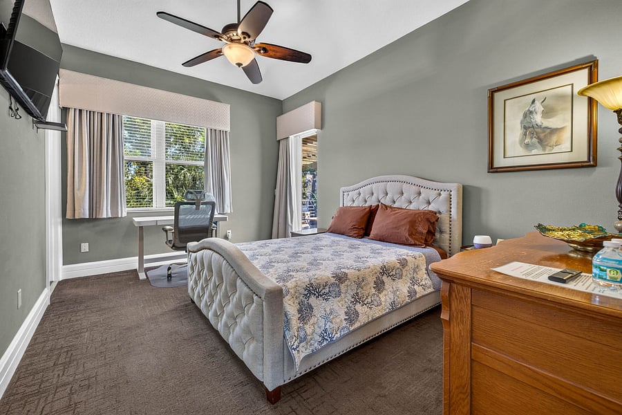 Private suite w/ queen bed, desk, black out blinds, private bath, fast wifi and smart TV