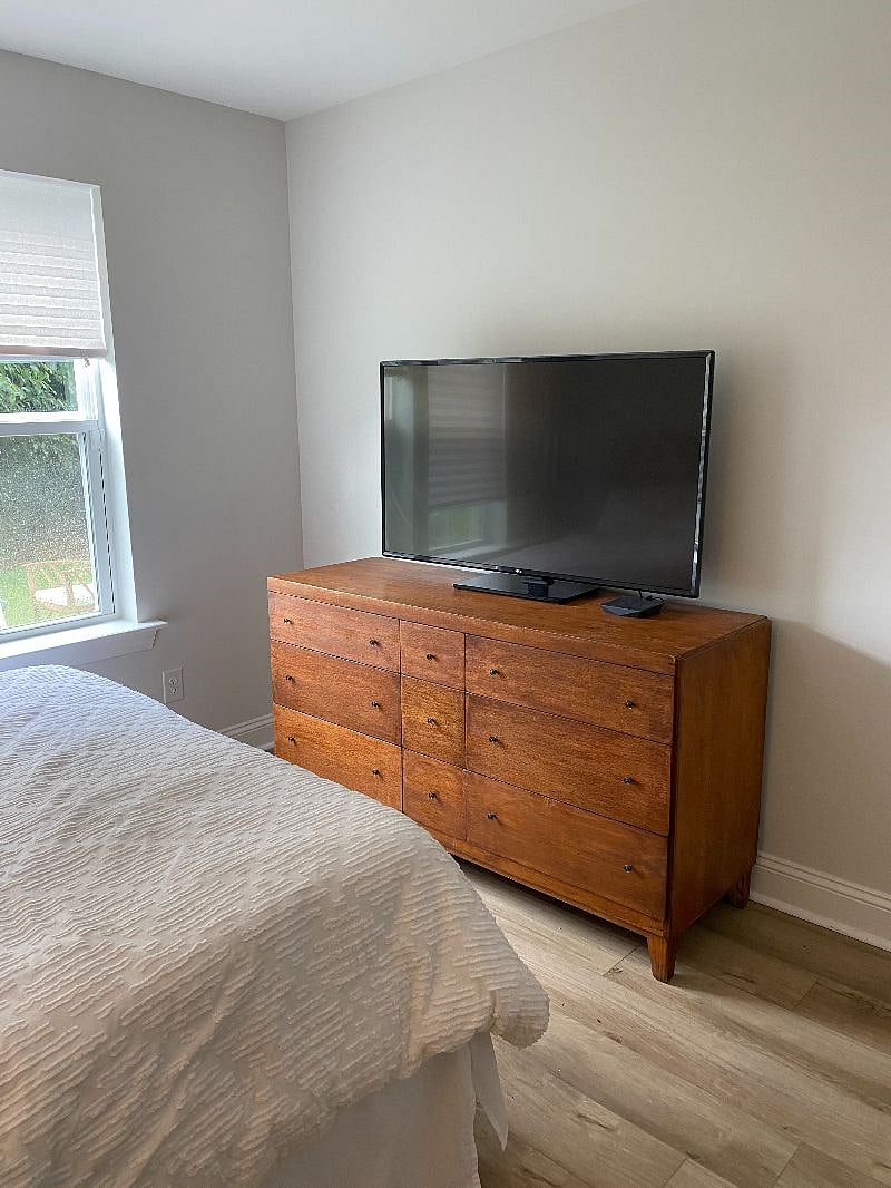 smart tv with access to all streaming services, own login required