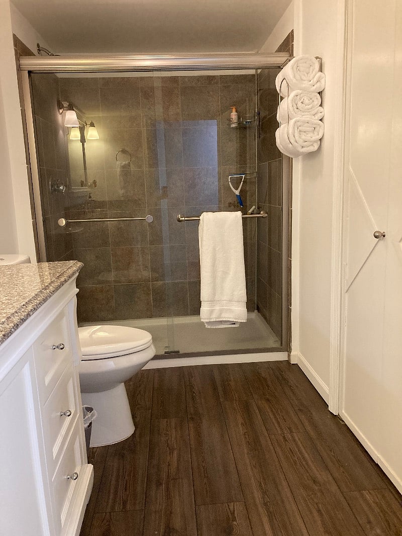 Guest private bathroom