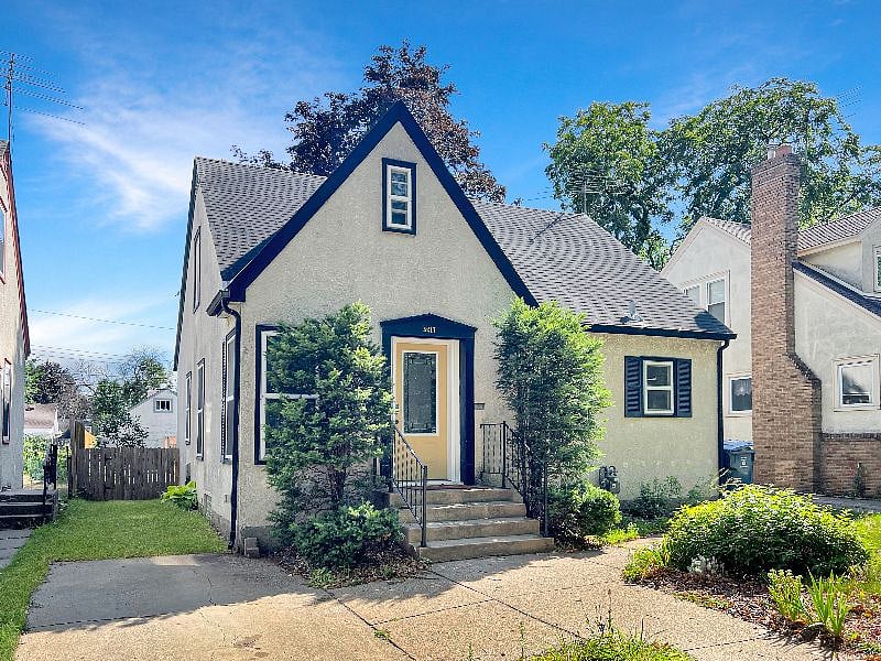 Enjoy a full house in a quiet neighborhood, along with a private driveway. After booking, you'l receive a personal code to unlock the yellow front door.
